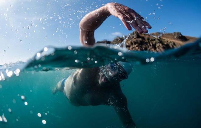 52-летний пловец пересекает Красное море ради спасения экосистем