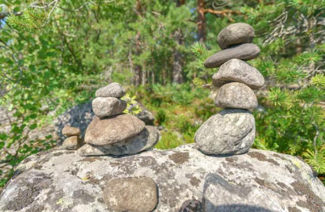 Каменные пирамидки вредят экосистеме национальных парков