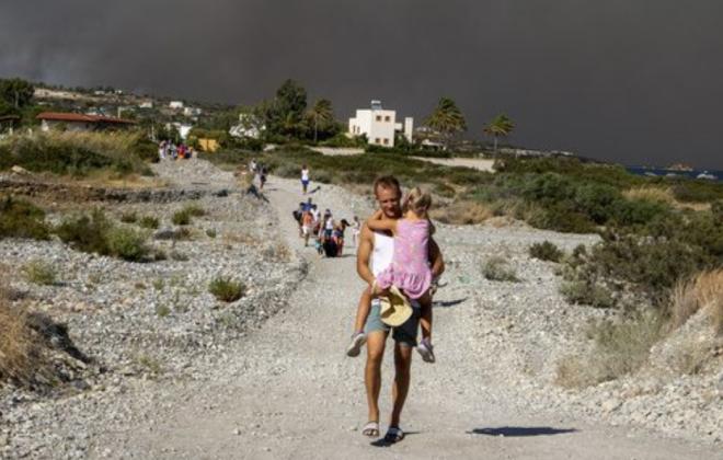 На Родосе эвакуируют людей из-за лесных пожаров