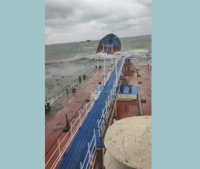 Более 200 человек ликвидируют разлив мазута в Керченском проливе 