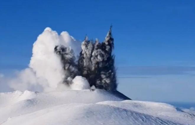 Вулкан Эбеко проснулся на Курилах