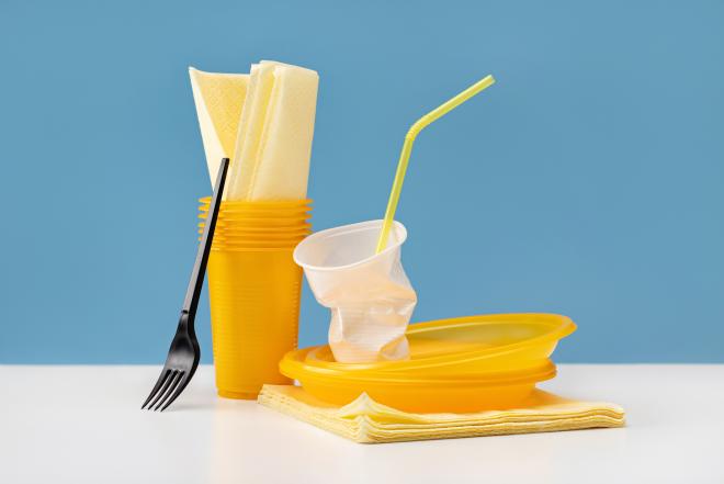 В Англии и США начинают отказываться от одноразового пластика