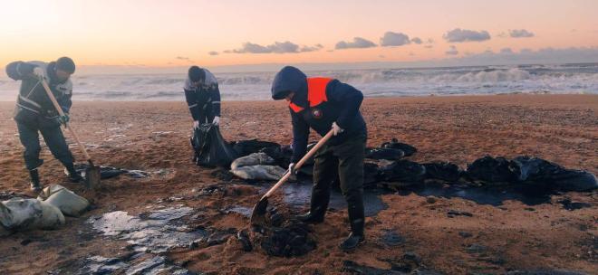На 60 км протянуло мазут подводное течение 