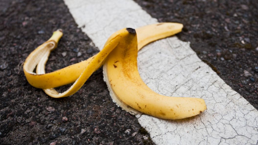 Кожура банана для лица. Банановая кожура. Банановая кожура учёные. Банановая кожура на дороге. Банан е999бм.