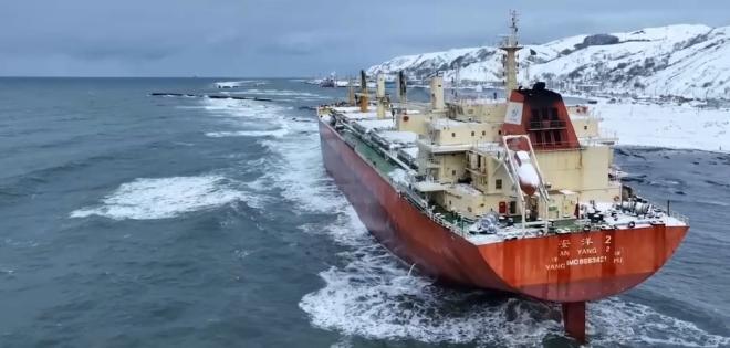 Для двух аварийных судов с мазутом у российских берегов определен план действий