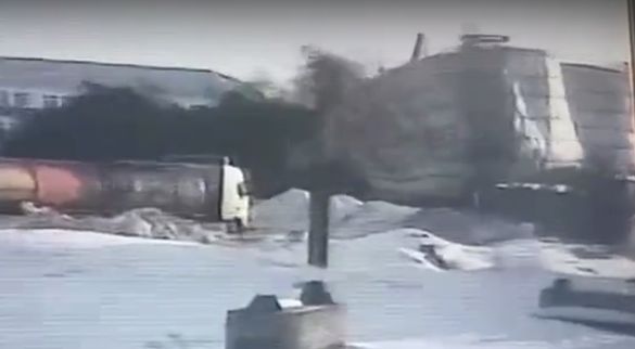 Две тонны битума вылилось в Пензе из-за разгерметизации 