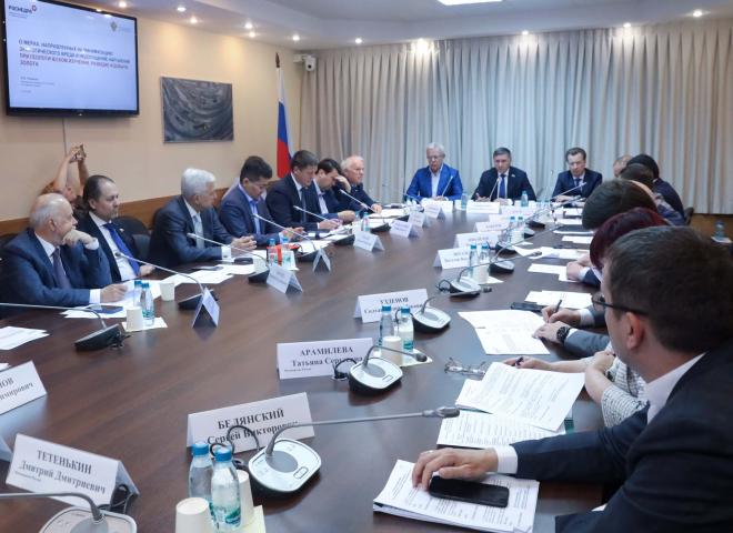Вячеслав Фетисов напомнил сегодня в Госдуме о контроле за принятым резонансным законом по Байкалу