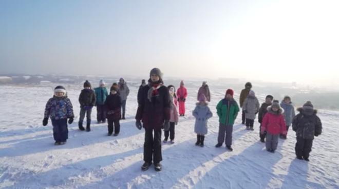 Дети пожаловались на черные снежки и серых снеговиков