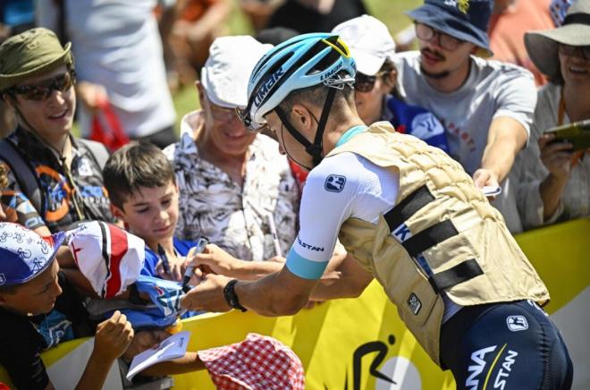 Жара заставляет велогонщиков «Тур де Франс» надевать жилеты изо льда