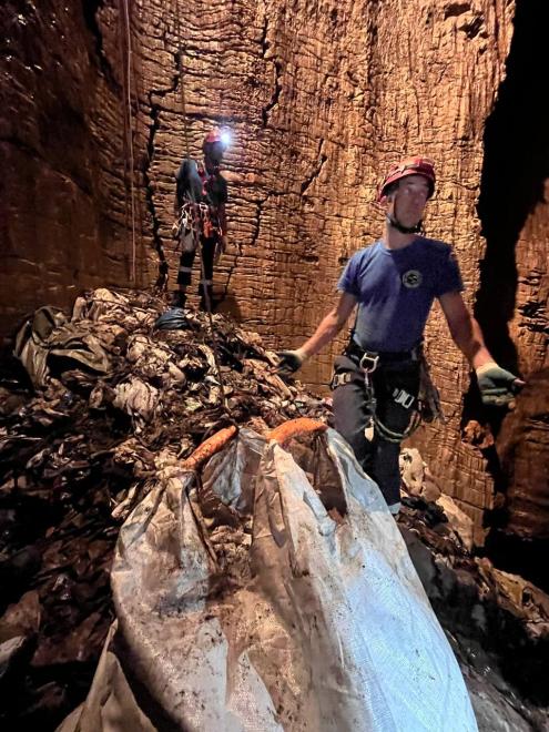 Трупный запах и кости животных остановили работы по очистке пещеры в нацпарке Сочи