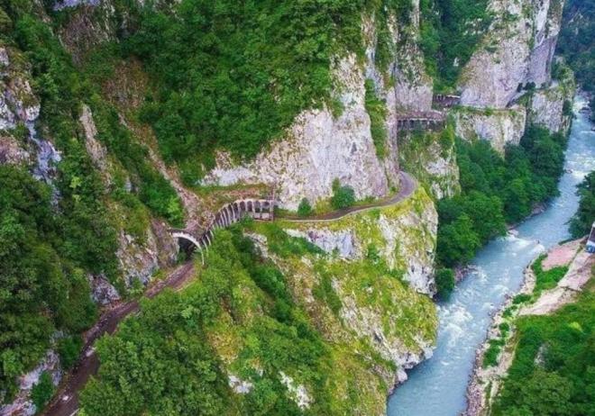 «Пронеси, Господи» – лавиноопасный участок дороги на Красной Поляне чуть не стал массовым туробъектом