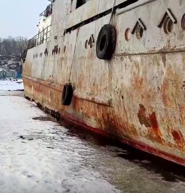 Разлив нефтепродуктов заметили жители в Приморье